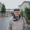  Wincenty „Bogdan” Pyka przed budynkiem administracji więzienia, w którym ubecy próbowali go zwerbować.  Dziś mieści się tutaj szkoła