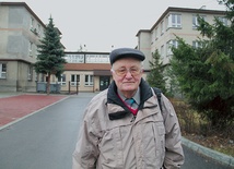  Wincenty „Bogdan” Pyka przed budynkiem administracji więzienia, w którym ubecy próbowali go zwerbować.  Dziś mieści się tutaj szkoła