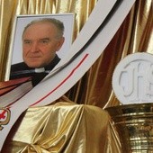 Przed rokiem parafianie ze Złotych Łanów pożegnali swojego pierwszego proboszcza, śp. ks. Józefa Szczyptę