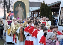 W procesji parafianie z Witkowic i ich goście wprowadzili Znaki Miłosierdzia do swojego kościoła