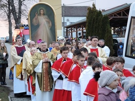 W procesji parafianie z Witkowic i ich goście wprowadzili Znaki Miłosierdzia do swojego kościoła