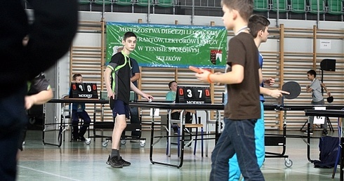 Komże i koloratki przy stołach