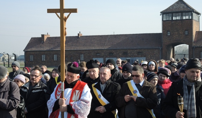 Ks. prałat Władysław Zązel niósł krzyż od pierwszej do ostatniej stacji nabożeństwa Drogi Krzyżowej w intencji trzeźwości