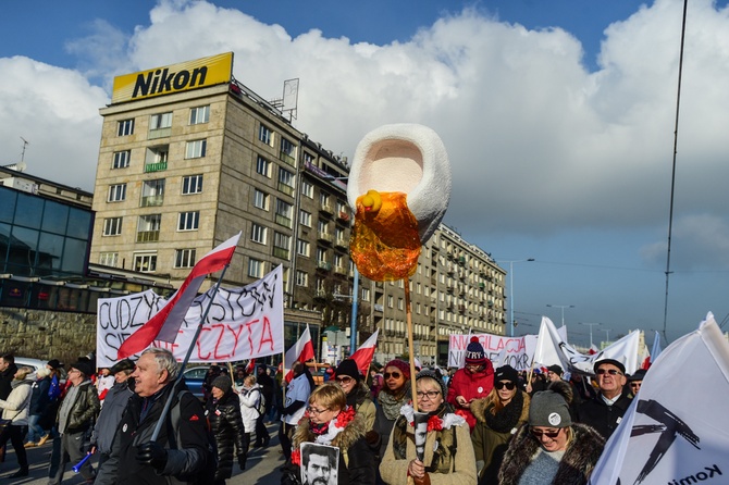 Marsz KOD w obronie Lecha Wałęsy