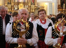 Z najwyższą czcią parafianie z Osieka powitali też relikwie świętych apostołów Bożego Miłosierdzia