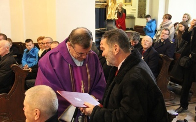 Ks. Zbigniew Kras wręczył Władysławowi Żabińskiemu, sygnatariuszowi porozumień, list od prezydenta Andrzeja Dudy