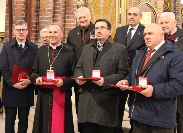 S. Cenckiewicz z medalem ks. Popiełuszki