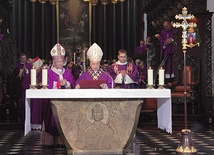 Na zakończenie Eucharystii abp Kowalczyk udzielił jubilatowi specjalnego błogosławieństwa