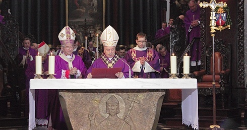 Na zakończenie Eucharystii abp Kowalczyk udzielił jubilatowi specjalnego błogosławieństwa