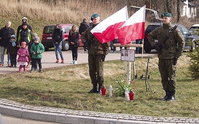  Podczas uroczystości żołnierze 22 Karpackiego Batalionu Piechoty Górskiej z Kłodzka zaciągnęli wartę honorową przy krzyżu upamiętniającym rotmistrza Witolda Pileckiego