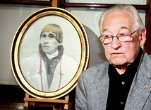  Andrzej Wajda przy portrecie dziadka Kazimierza Waydy, który był wójtem podkrakowskiego Szarowa.  – Wyobrażam sobie, że tak musiał wyglądać Czepiec z „Wesela” Wyspiańskiego – mówił reżyser