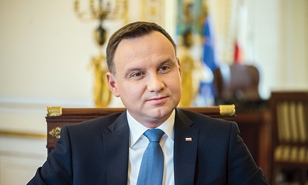 Andrzej Sebastian Duda  ur. w 1972 r., od 6 sierpnia 2015 r. prezydent Rzeczypospolitej Polskiej. Prawnik i polityk. W swojej politycznej karierze był podsekretarzem stanu w Ministerstwie Sprawiedliwości oraz w Kancelarii Prezydenta Lecha Kaczyńskiego, posłem na Sejm i deputowanym do Parlamentu Europejskiego. Był też członkiem Trybunału Stanu. Jest mężem Agaty Kornhauser-Dudy i ojcem Kingi. Pochodzi z Krakowa.