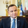 Andrzej Sebastian Duda  ur. w 1972 r., od 6 sierpnia 2015 r. prezydent Rzeczypospolitej Polskiej. Prawnik i polityk. W swojej politycznej karierze był podsekretarzem stanu w Ministerstwie Sprawiedliwości oraz w Kancelarii Prezydenta Lecha Kaczyńskiego, posłem na Sejm i deputowanym do Parlamentu Europejskiego. Był też członkiem Trybunału Stanu. Jest mężem Agaty Kornhauser-Dudy i ojcem Kingi. Pochodzi z Krakowa.