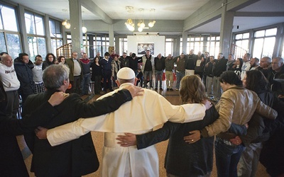 26.02.2016. Rzym. Papież Franciszek odwiedził ośrodek walki z narkomanią. Do leżącego nieopodal Rzymu ośrodka terapeutycznego św. Karola Franciszek przyjechał bez ochrony. Aktualnie przebywa tam 55 osób. Wizyta ta wpisuje się w papieskie „piątki miłosierdzia”. 