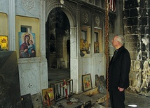 Abp Stanisław Gądecki w spalonym kościele w Malula