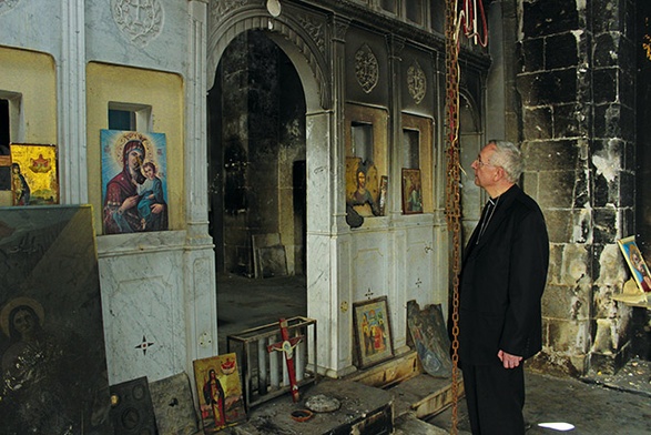 Abp Stanisław Gądecki w spalonym kościele w Malula