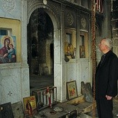 Abp Stanisław Gądecki w spalonym kościele w Malula