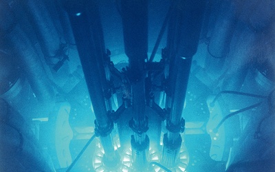 Wnętrze reaktora atomowego rozświetlone jest niebieską poświatą. To promieniowanie Czerenkowa, które jest źródłem błysków w oczach astronautów 