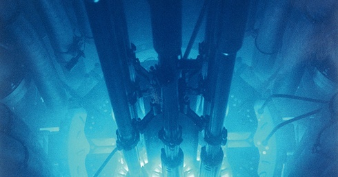 Wnętrze reaktora atomowego rozświetlone jest niebieską poświatą. To promieniowanie Czerenkowa, które jest źródłem błysków w oczach astronautów 