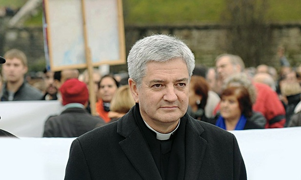 Abp Marc Aillet, metropolita diecezji Bayonne, spłonął jako „kukła” na stosie, bo głośno sprzeciwiał się aborcji we Francji  
