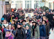 W obchodach uczestniczyli przedstawiciele władz, organizacje kombatanckie, duchowieństwo, stowarzyszenia, wspólnoty parafialne, poczty sztandarowe, uczniowie zielonogórskich szkół, żołnierze IV Zielonogórskiego Pułku Przeciwlotniczego oraz wielu harcerzy