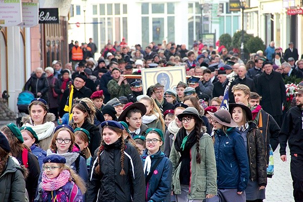 W obchodach uczestniczyli przedstawiciele władz, organizacje kombatanckie, duchowieństwo, stowarzyszenia, wspólnoty parafialne, poczty sztandarowe, uczniowie zielonogórskich szkół, żołnierze IV Zielonogórskiego Pułku Przeciwlotniczego oraz wielu harcerzy