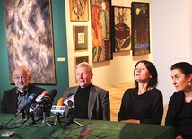  O wystawie opowiadali podczas konferencji prasowej (od lewej):  Mieczysław Szewczuk, Adam Zieleziński, Magdalena Kwiatkowska- -Rzodeczko, Ilona Pulnar-Ferdjani