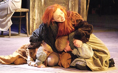  Najbardziej dramatyczna postać spektaklu to Apolonia Machczyńska ratująca dzieci