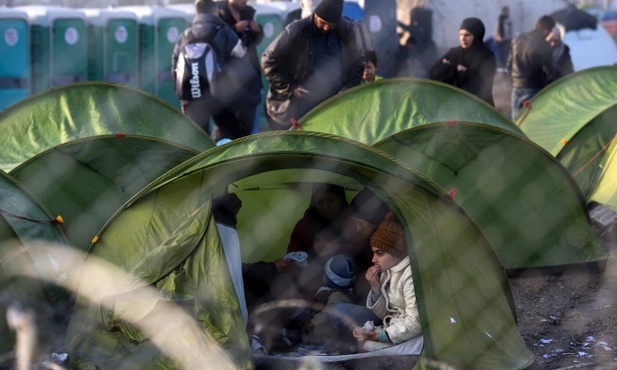 Tysiące migrantów na granicy macedońskiej