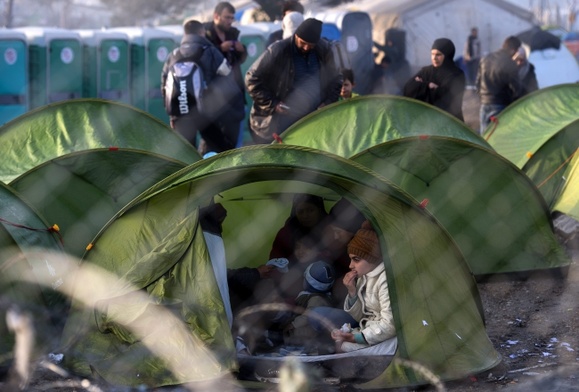 Tysiące migrantów na granicy macedońskiej