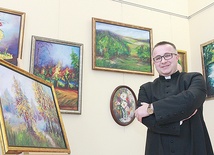 Ks. Krzysztof Trzepacz i kilka jego obrazów na wystawie w bibliotece
