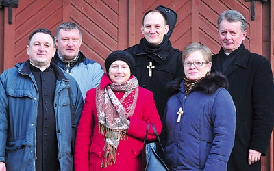 Ekipa ewangelizacyjna wraz z proboszczem parafii (pierwszy z prawej)
