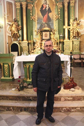 Proboszcz ks. Krzysztof Kozak cieszy się z frekwencji na nabożeństwach Drogi Krzyżowej