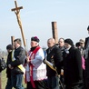Krzyż niósł ks. prałat  Władysław Zązel