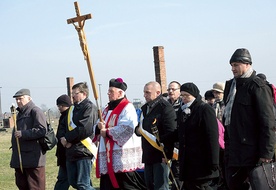 Krzyż niósł ks. prałat  Władysław Zązel