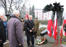 Jako pierwsza kwiaty pod pomnikiem upamiętniający czyn zbrojny żołnierzy WiN złożyła delegacja Związku Więźniów Politycznych Okresu Stalinowskiego z jego prezesem Henrykiem Wiśnickim