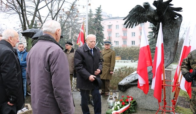 Jako pierwsza kwiaty pod pomnikiem upamiętniający czyn zbrojny żołnierzy WiN złożyła delegacja Związku Więźniów Politycznych Okresu Stalinowskiego z jego prezesem Henrykiem Wiśnickim