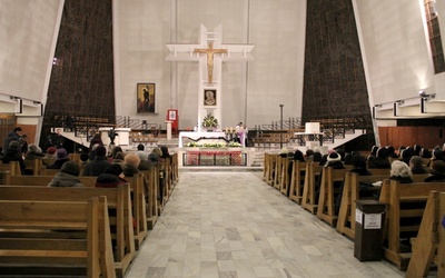Kościół św. Andrzeja Boboli na Mokotowie wzniesiono w latach 1980-89