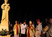 Od 3 lat przed bazyliką św. Kazimierza stoi pomnik patrona miasta i diecezji
