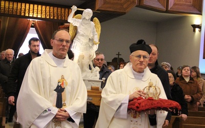 Procesyjnemu wprowadzeniu figury do kościoła przewodził ks. Marian Brach, miejscowy proboszcz, i ks. Piotr Bieniek CSMA, michalita pochodzący z Michalczowej