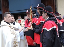Ks. proboszcz Marek Kręcioch podaje relikwie św. Jana Pawła II honorowym krwiodawcom z OSP Kobiernice