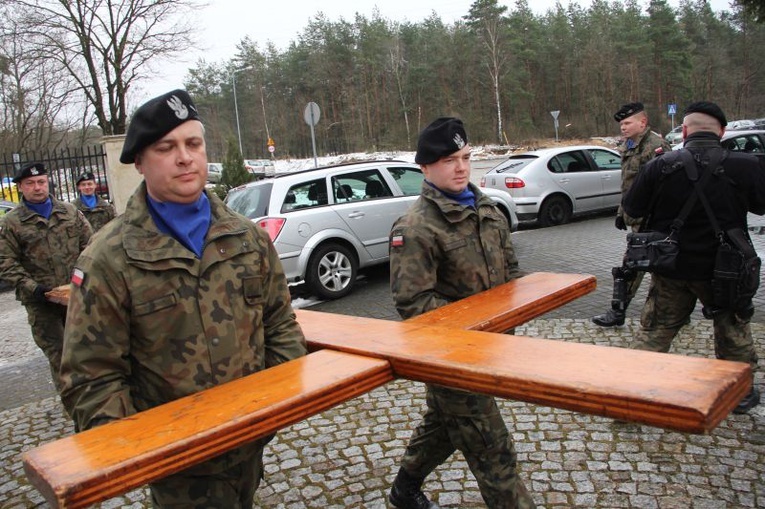 Znaki ŚDM u żołnierzy w Żaganiu