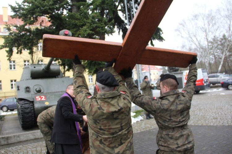 Znaki ŚDM u żołnierzy w Żaganiu