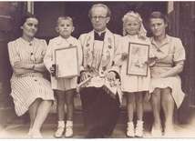 Ks. Zieliński z dziećmi pierwszokomunijnymi