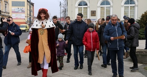 Uczestników zabawy na Miasto Kazimierzowskie odprowadził sam św. Kazimierz