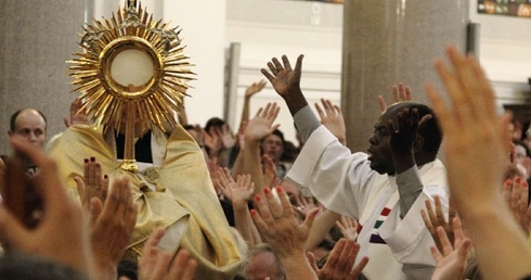 O. Bashobora na modlitwie w Warszawie