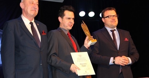 Laureat Nagrody im. św. Kazimierza Marcin Kępa (w środku) z prezydentem Radomia Radosławem Witkowskim (z prawej) i wiceprezydentem Karolem Semikiem