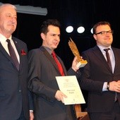 Laureat Nagrody im. św. Kazimierza Marcin Kępa (w środku) z prezydentem Radomia Radosławem Witkowskim (z prawej) i wiceprezydentem Karolem Semikiem