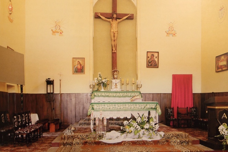 Ołtarz główny w kościele w Kochanowie