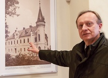 Artur Czok, dyrektor Centrum Kultury „Zamek w Toszku”, pokazuje reprodukcje archiwalnych fotografii przedstawiających obiekt przed przebudową